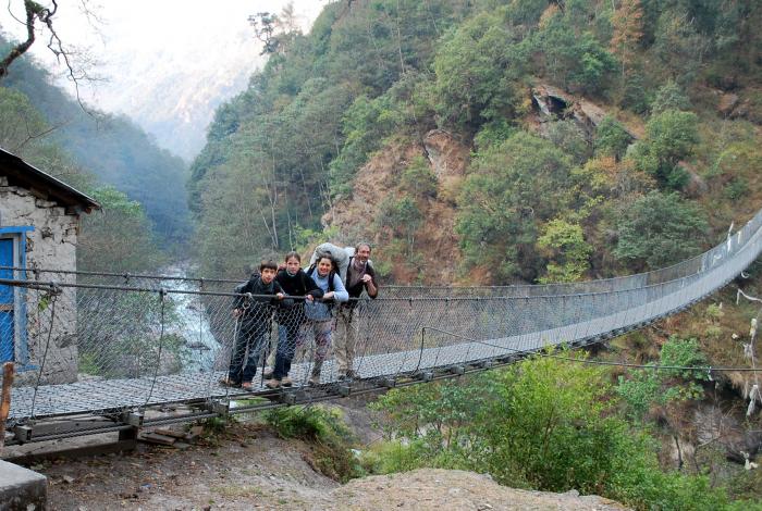 A l'Ã©cole des Andes - Pont sur la Duth Kosi,1200 m.